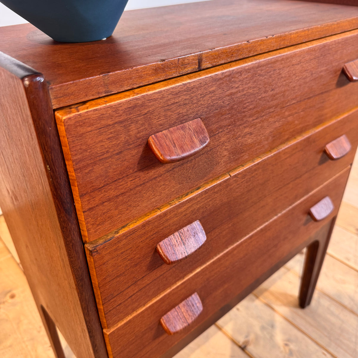 Comodino danese in teak con tre cassetti, anni ’60