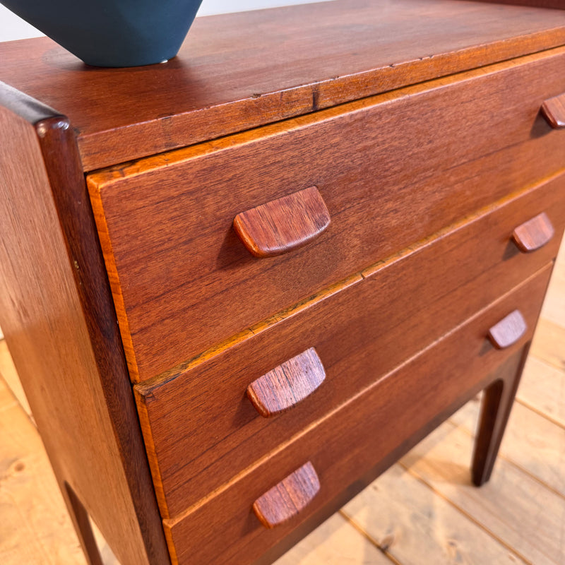 Comodino danese in teak con tre cassetti, anni ’60