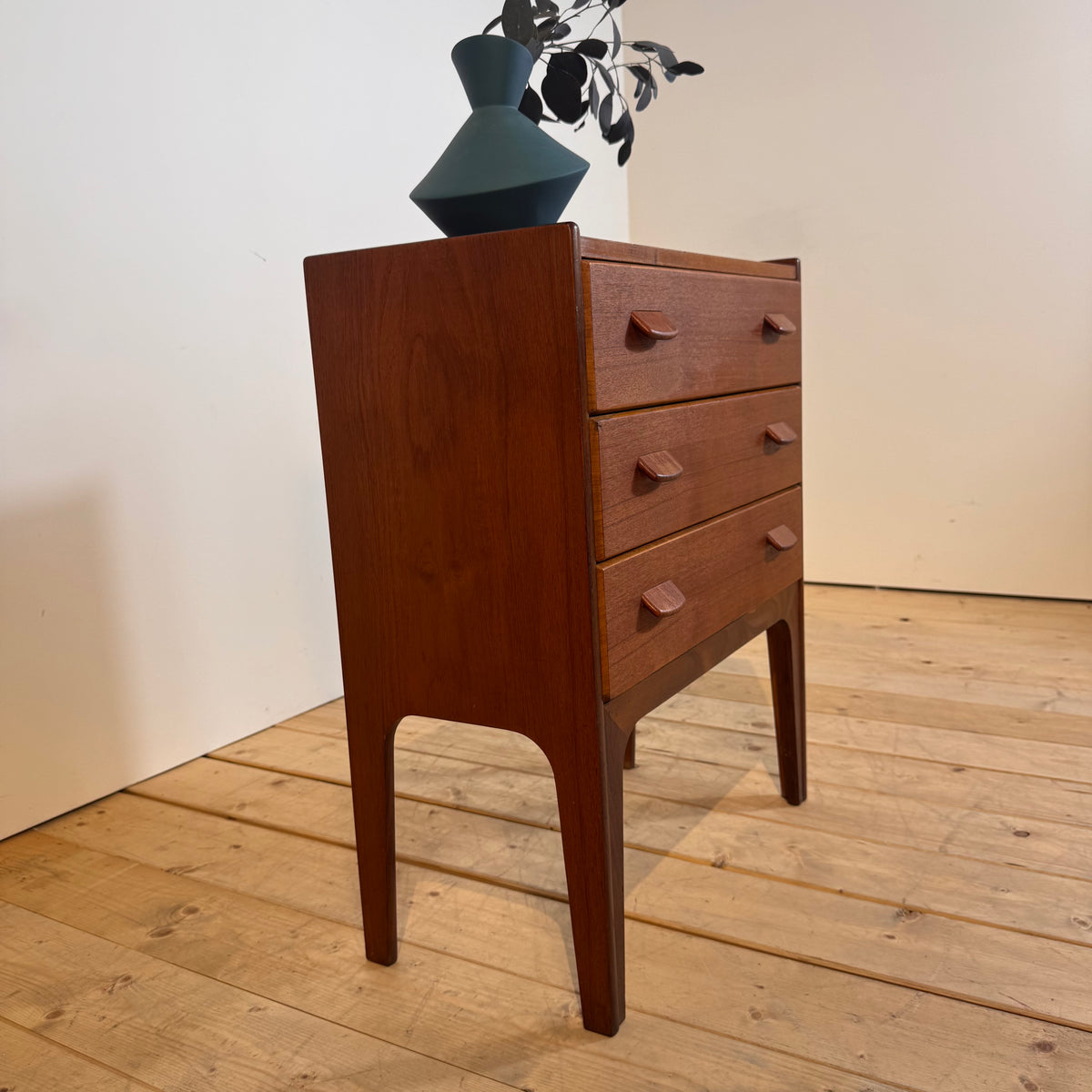 Comodino danese in teak con tre cassetti, anni ’60