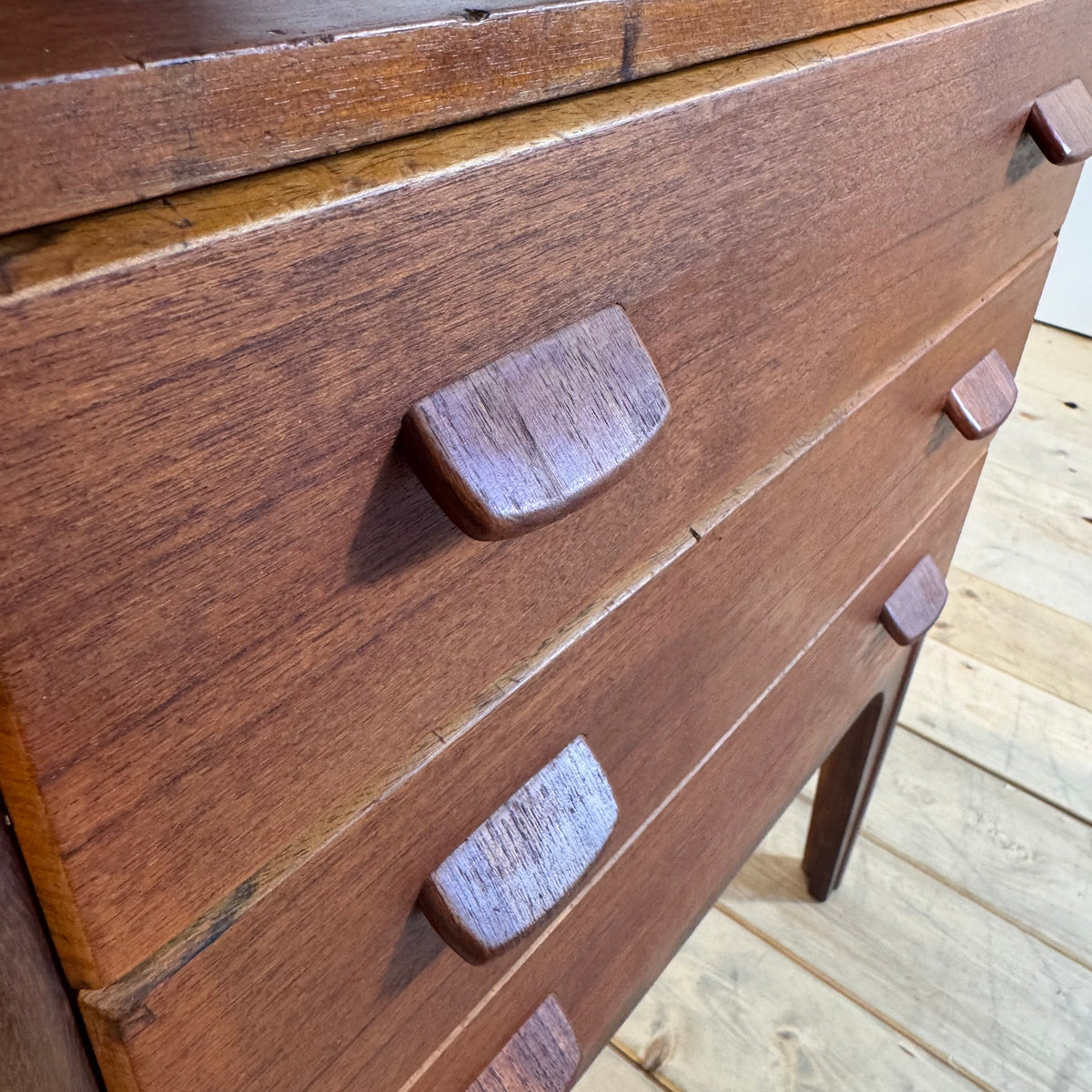 Comodino danese in teak con tre cassetti, anni ’60