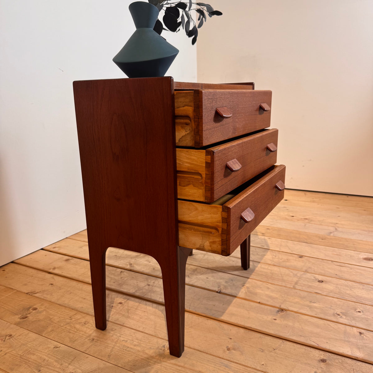 Comodino danese in teak con tre cassetti, anni ’60