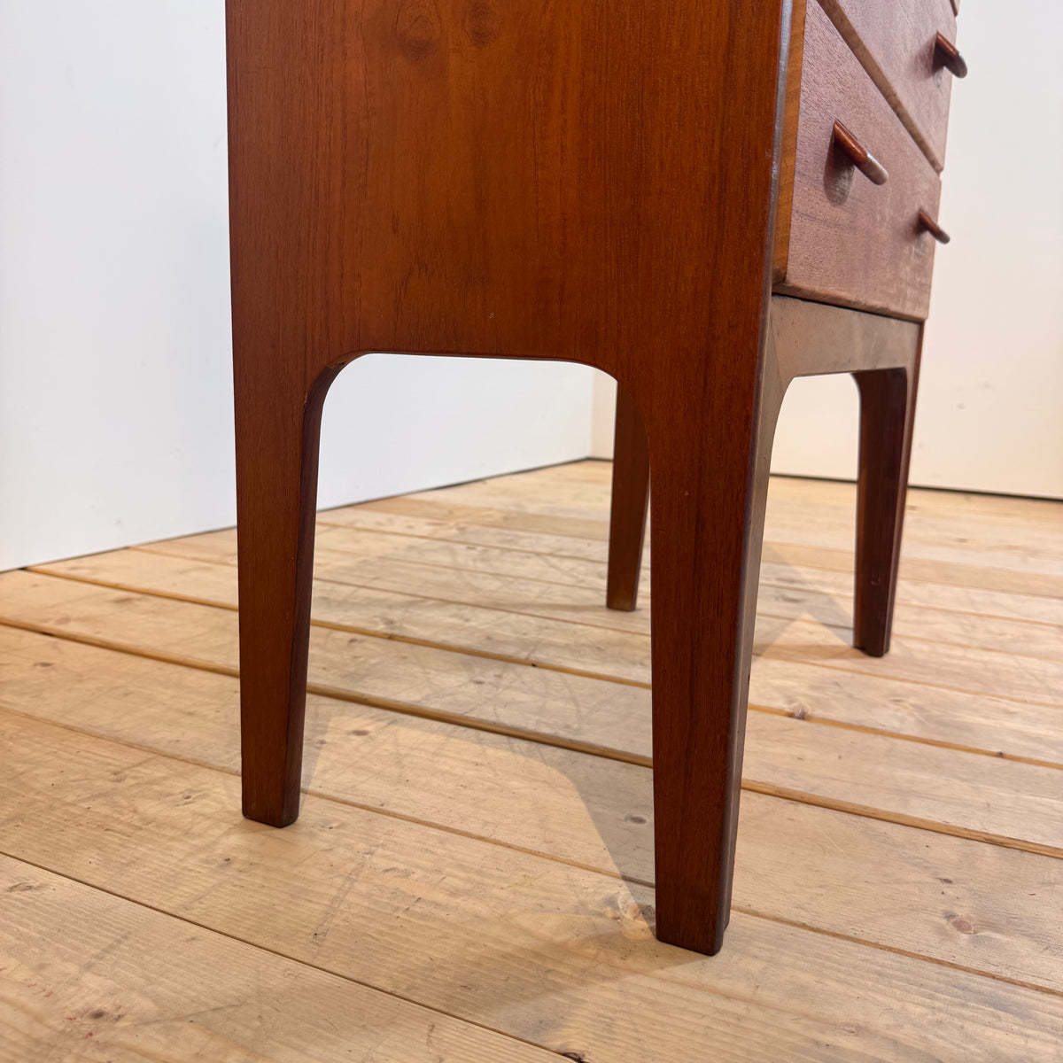 Comodino danese in teak con tre cassetti, anni ’60