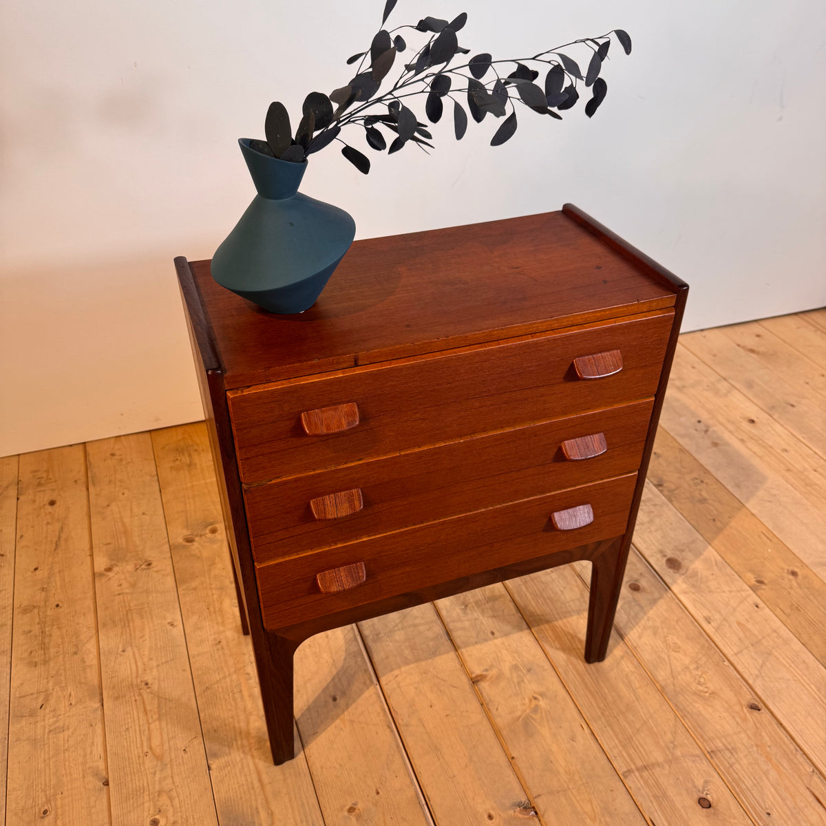 Comodino danese in teak con tre cassetti, anni ’60
