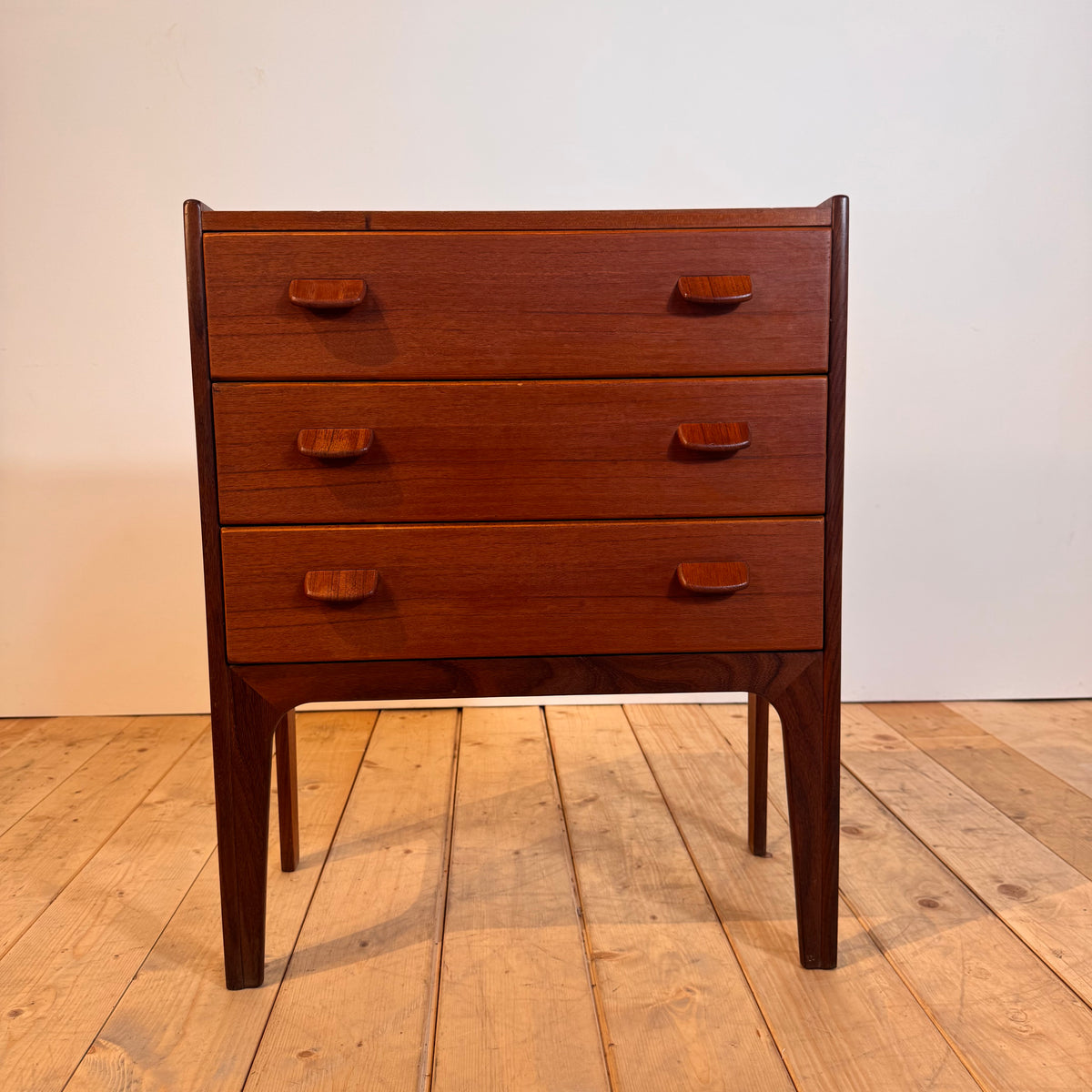 Comodino danese in teak con tre cassetti, anni ’60