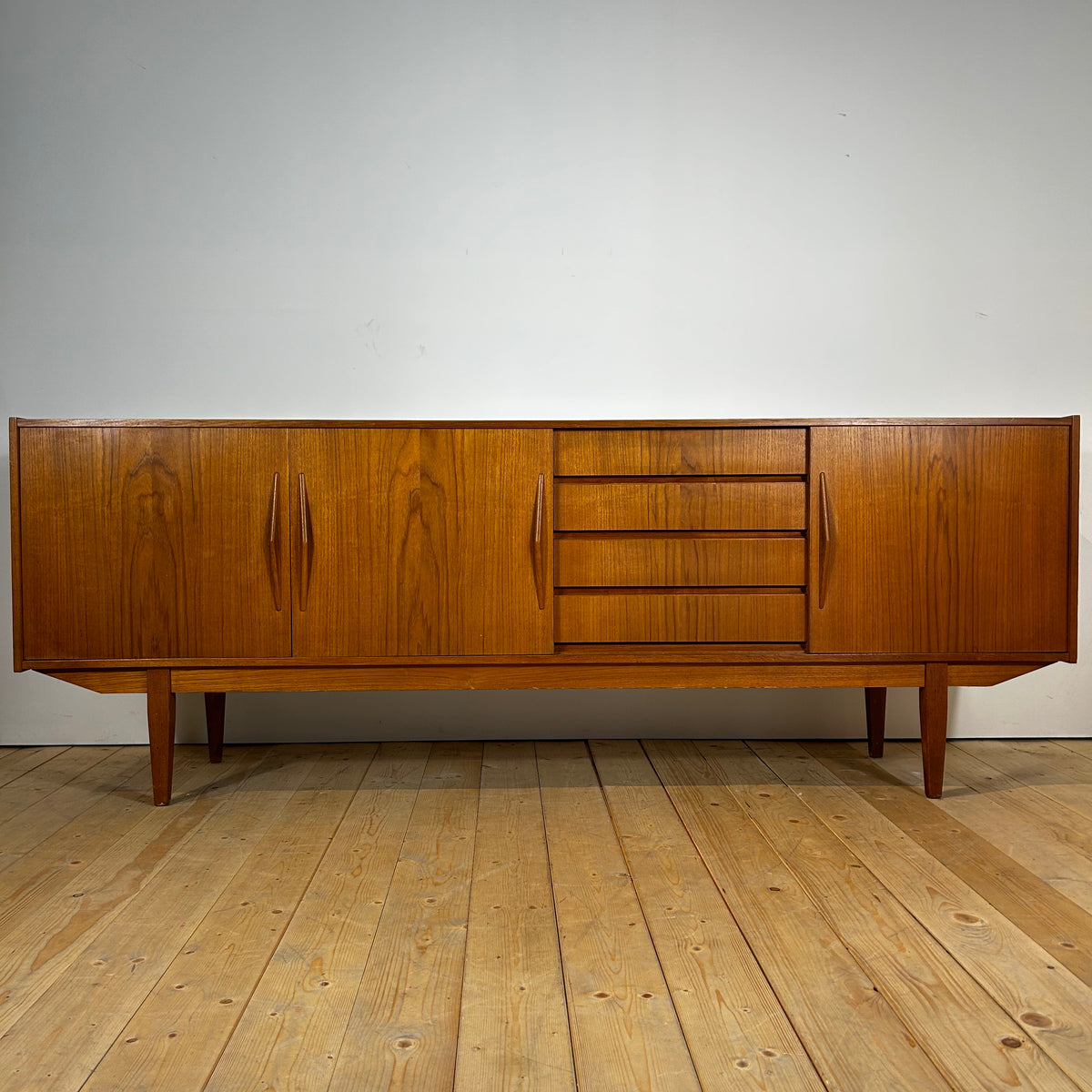 Sideboard in teak con ante scorrevoli, anni ’60