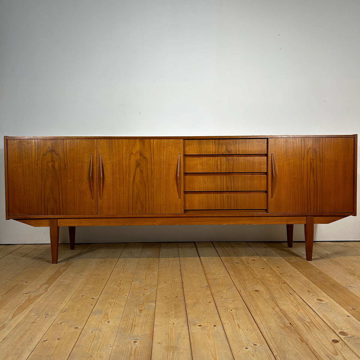 Sideboard in teak con ante scorrevoli, anni ’60