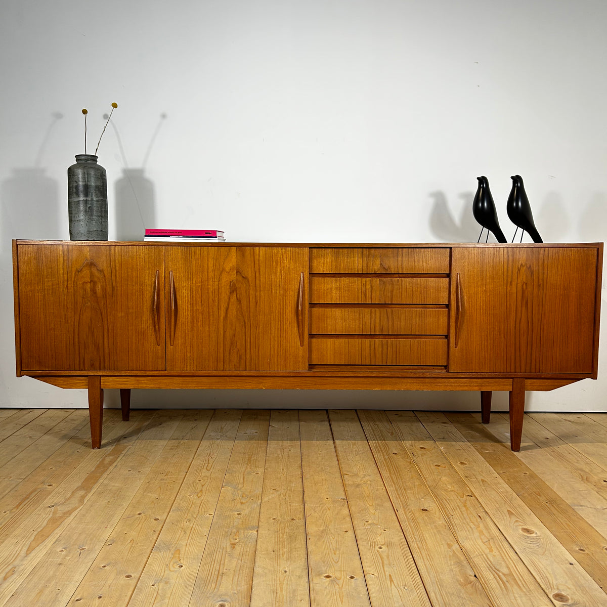 Sideboard in teak con ante scorrevoli, anni ’60