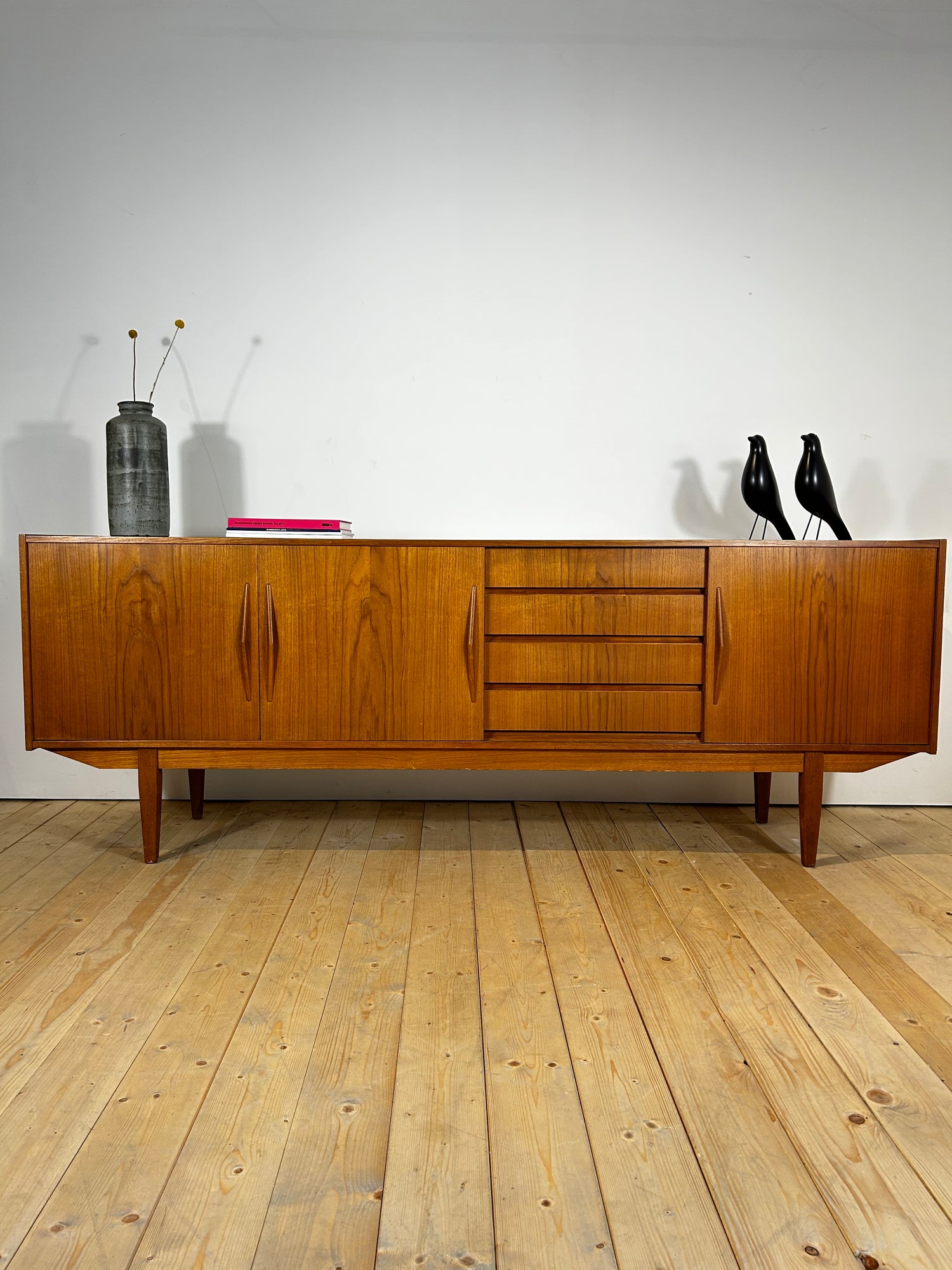 Sideboard in teak con ante scorrevoli, anni ’60
