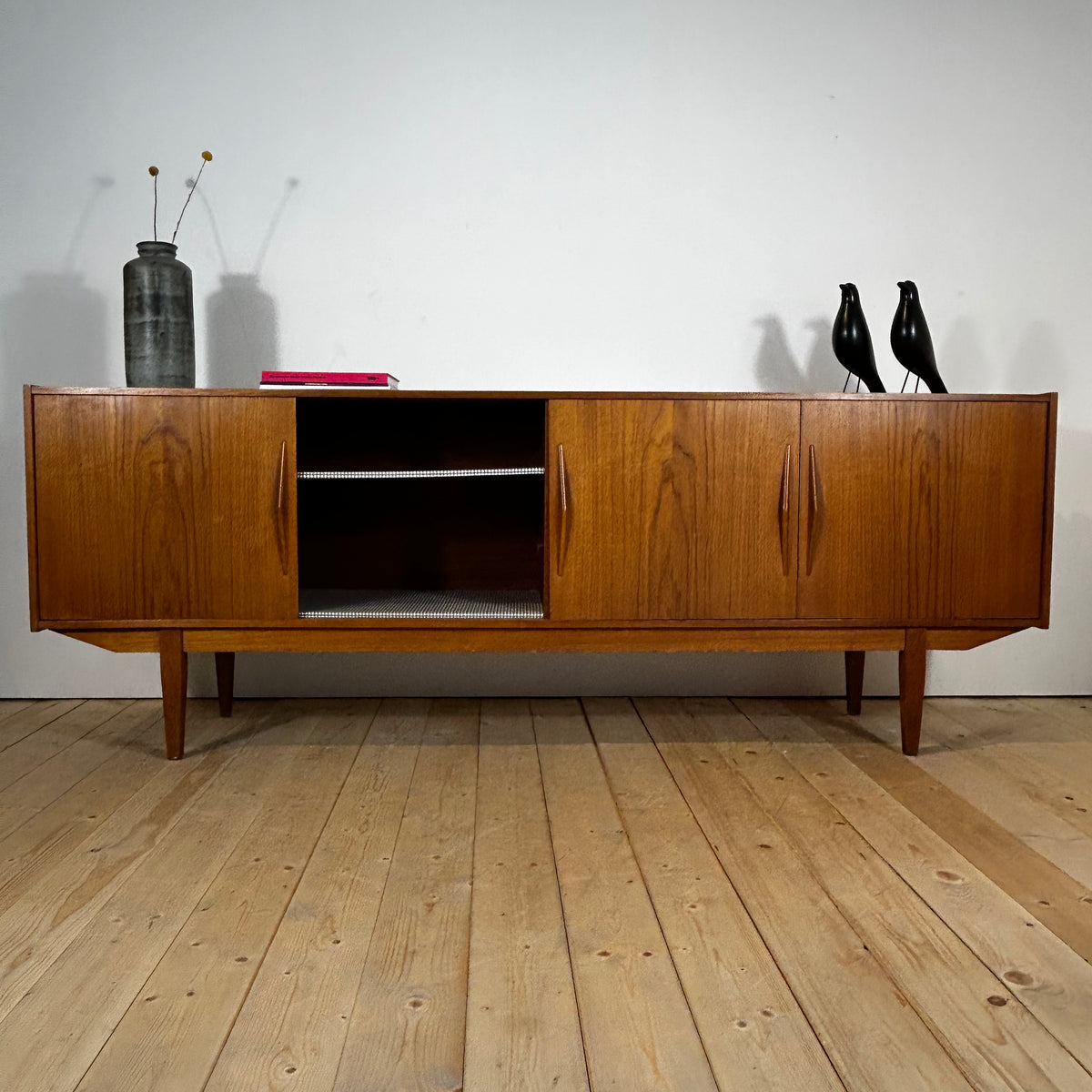 Sideboard in teak con ante scorrevoli, anni ’60