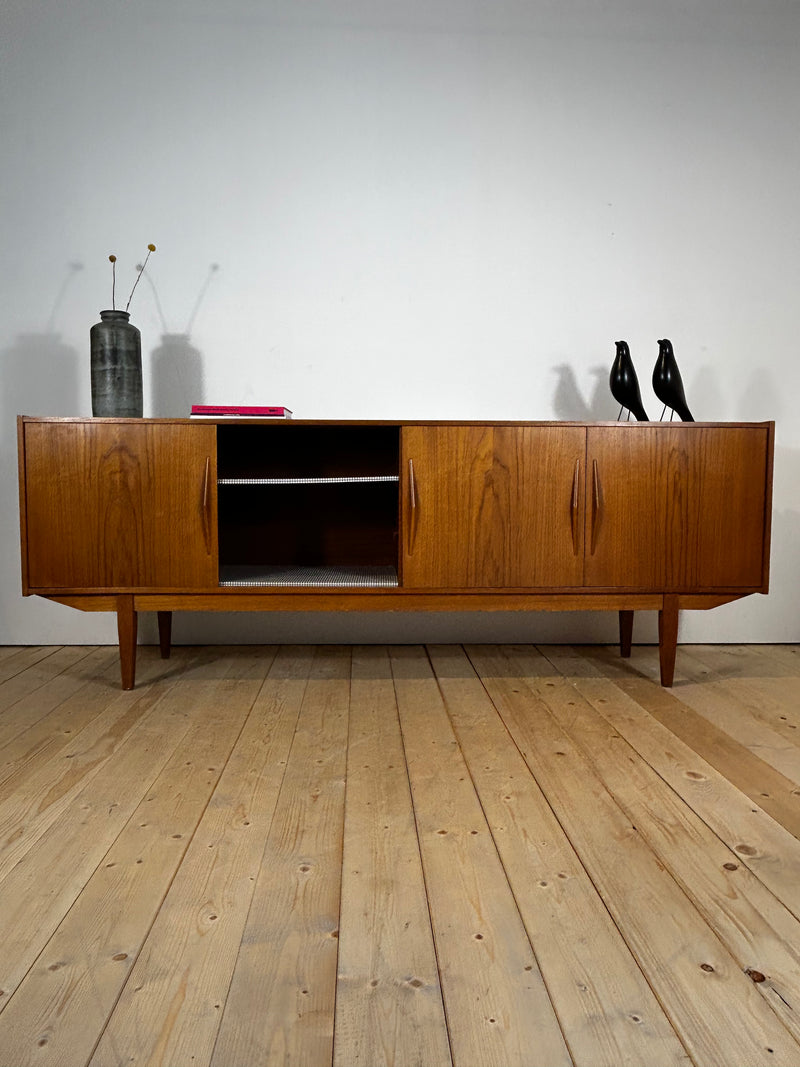 Sideboard in teak con ante scorrevoli, anni ’60
