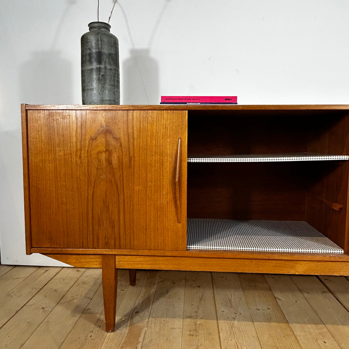 Sideboard in teak con ante scorrevoli, anni ’60