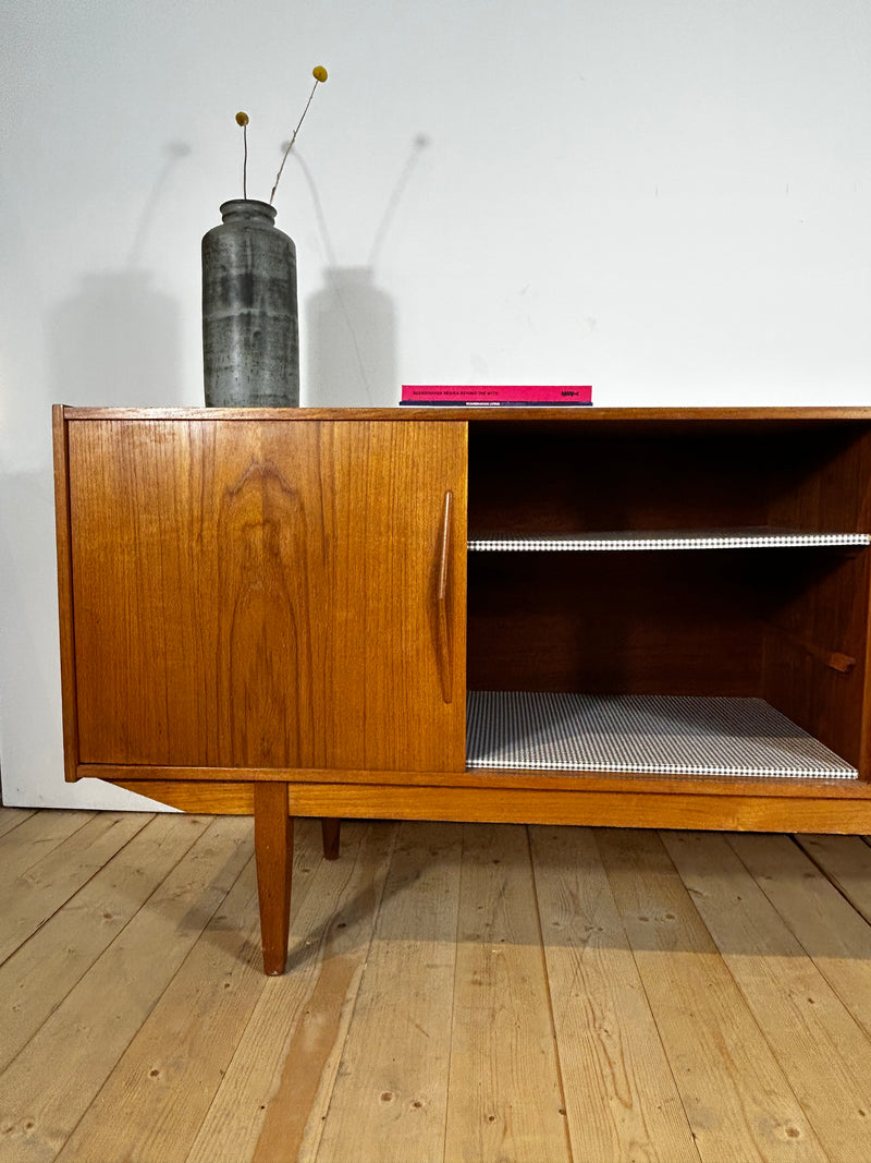 Sideboard in teak con ante scorrevoli, anni ’60