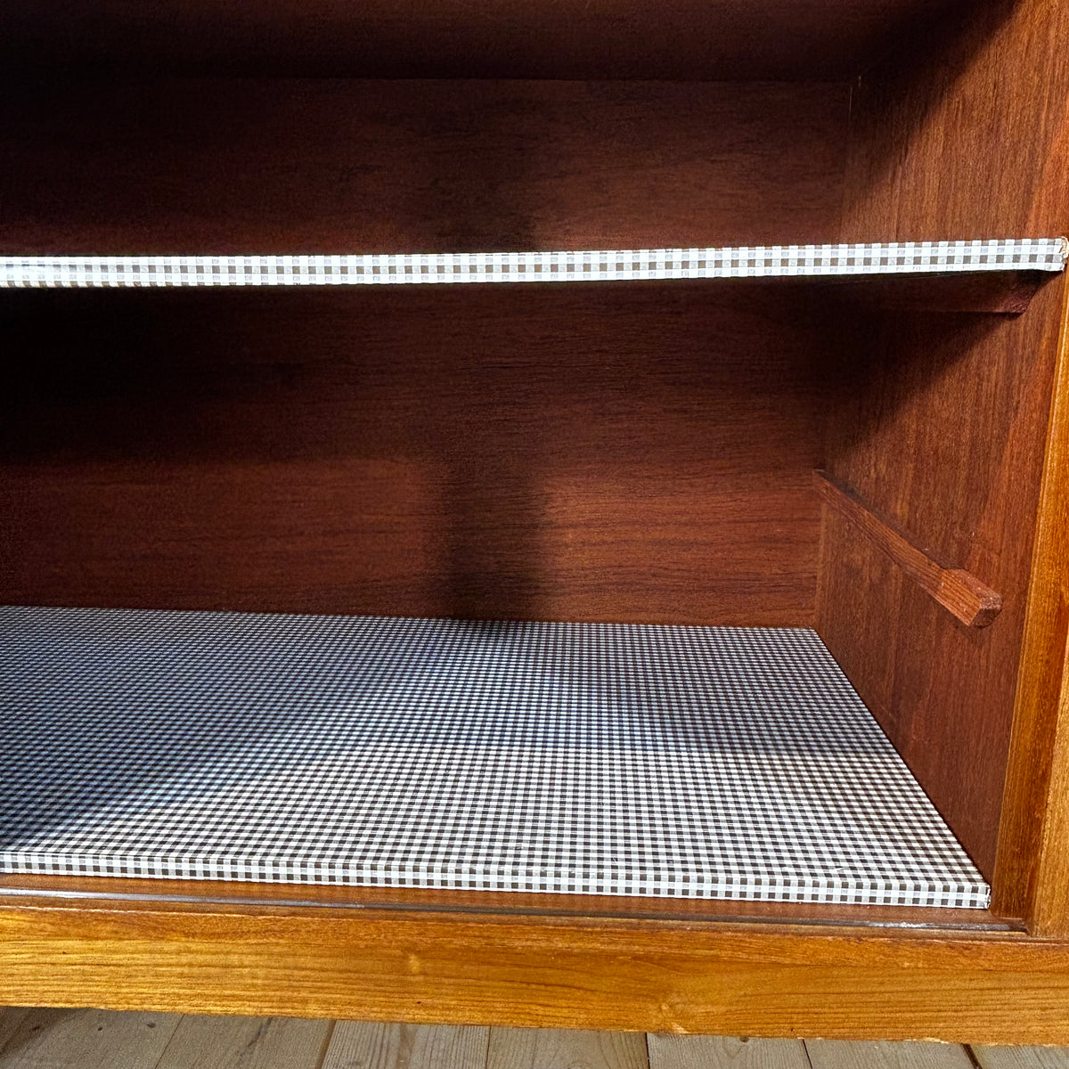 Sideboard in teak con ante scorrevoli, anni ’60