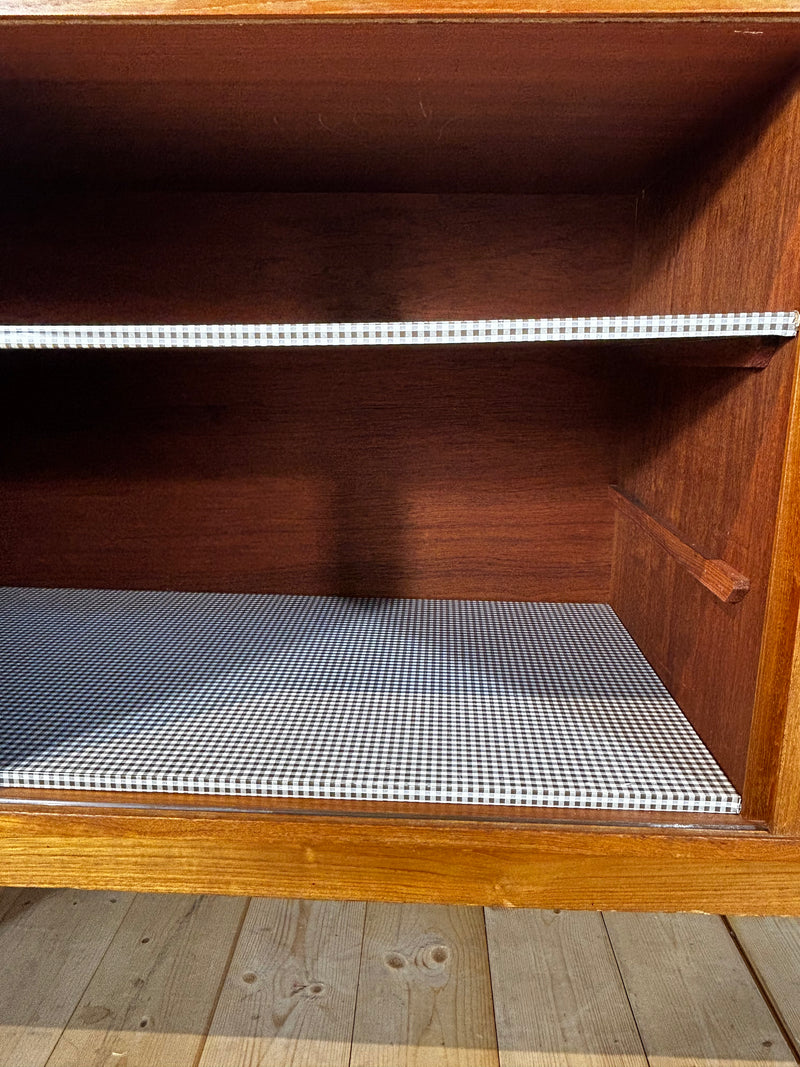 Sideboard in teak con ante scorrevoli, anni ’60