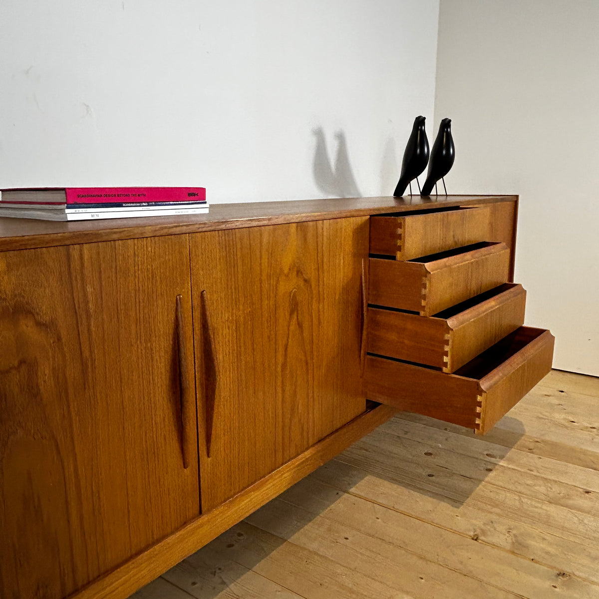 Sideboard in teak con ante scorrevoli, anni ’60