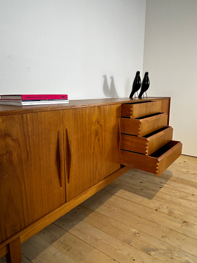Sideboard in teak con ante scorrevoli, anni ’60