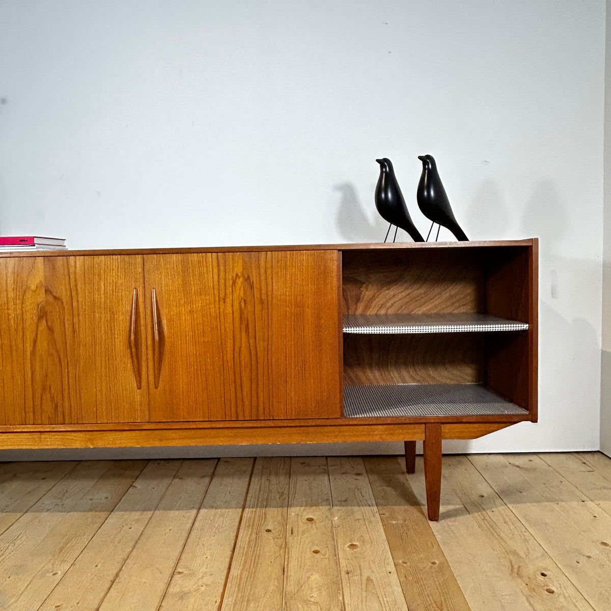 Sideboard in teak con ante scorrevoli, anni ’60