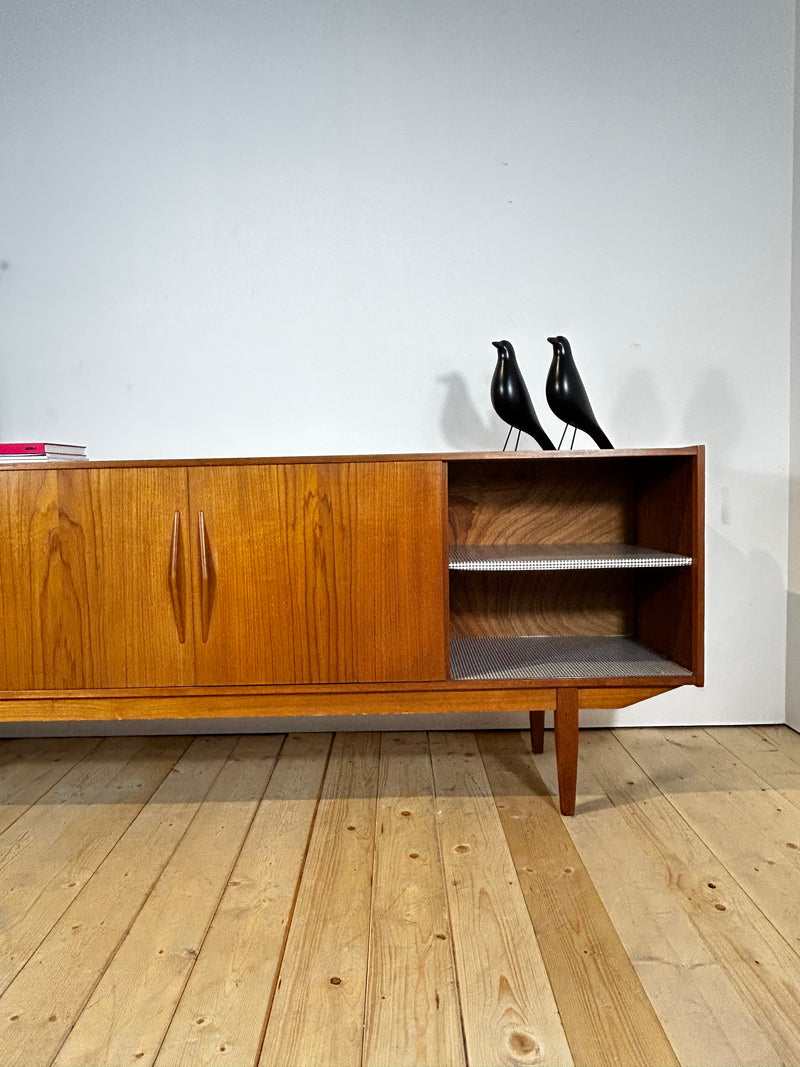 Sideboard in teak con ante scorrevoli, anni ’60