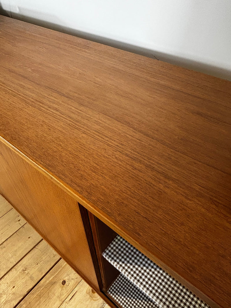 Sideboard in teak con ante scorrevoli, anni ’60