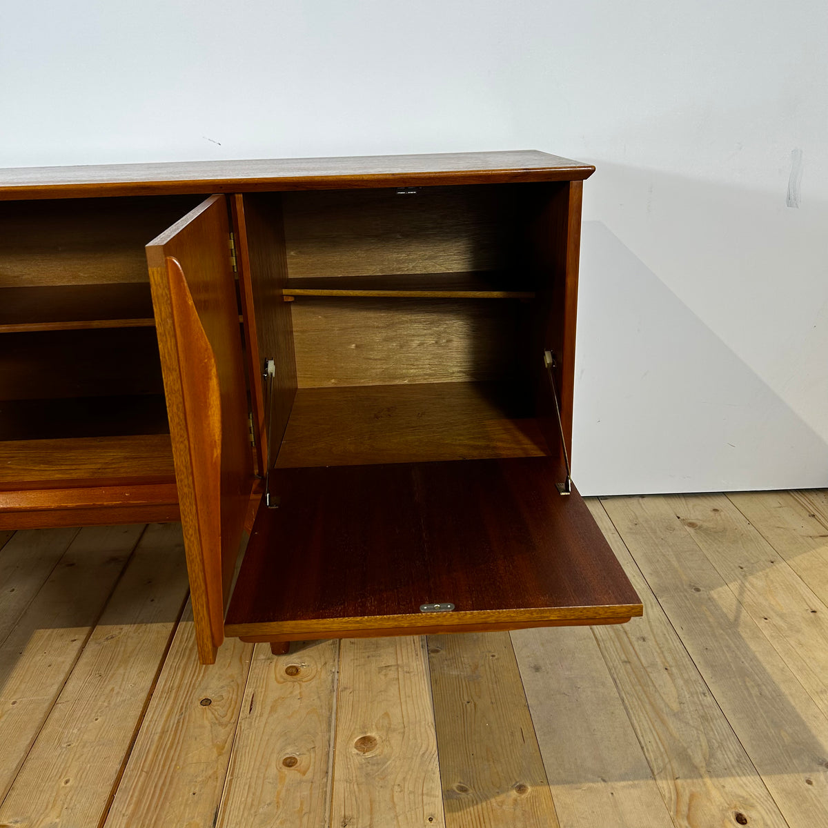 Sideboard di Jentique Furniture in teak, anni ’60