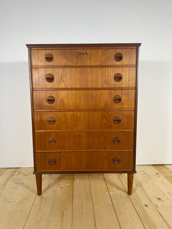 Libreria Mid-Century con ripiani regolabili e libri esposti.