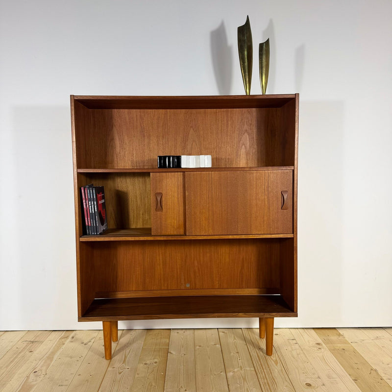 Libreria mid-century ambientata in soggiorno, vista laterale profonda.