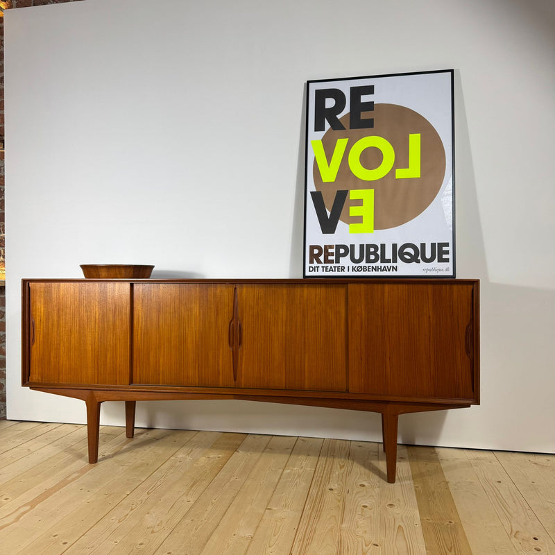 Maniglie scolpite in legno di teak, dettaglio artigianale.