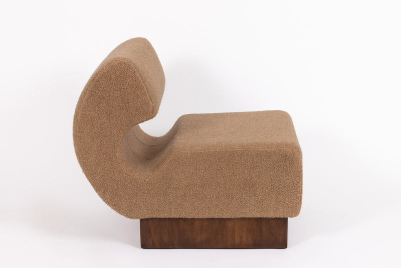 Lounge Chair italiana in noce e bouclé di cachemire Schumacher, 1970