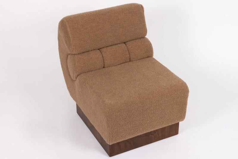 Lounge Chair italiana in noce e bouclé di cachemire Schumacher, 1970