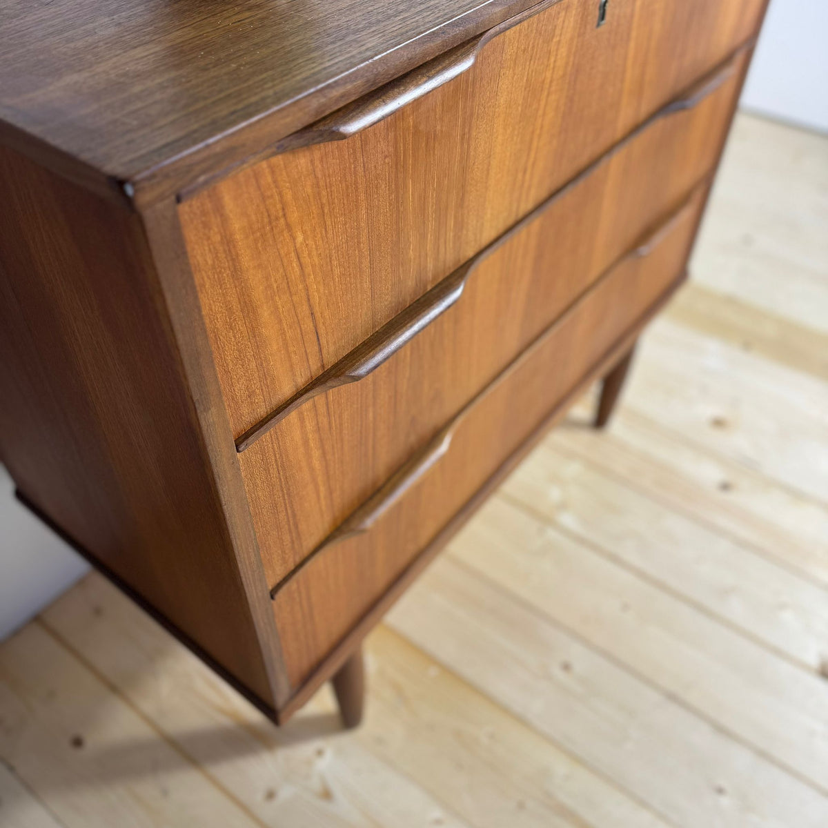 Piccola cassettiera con cassetti aperti, dettaglio capacità interna.