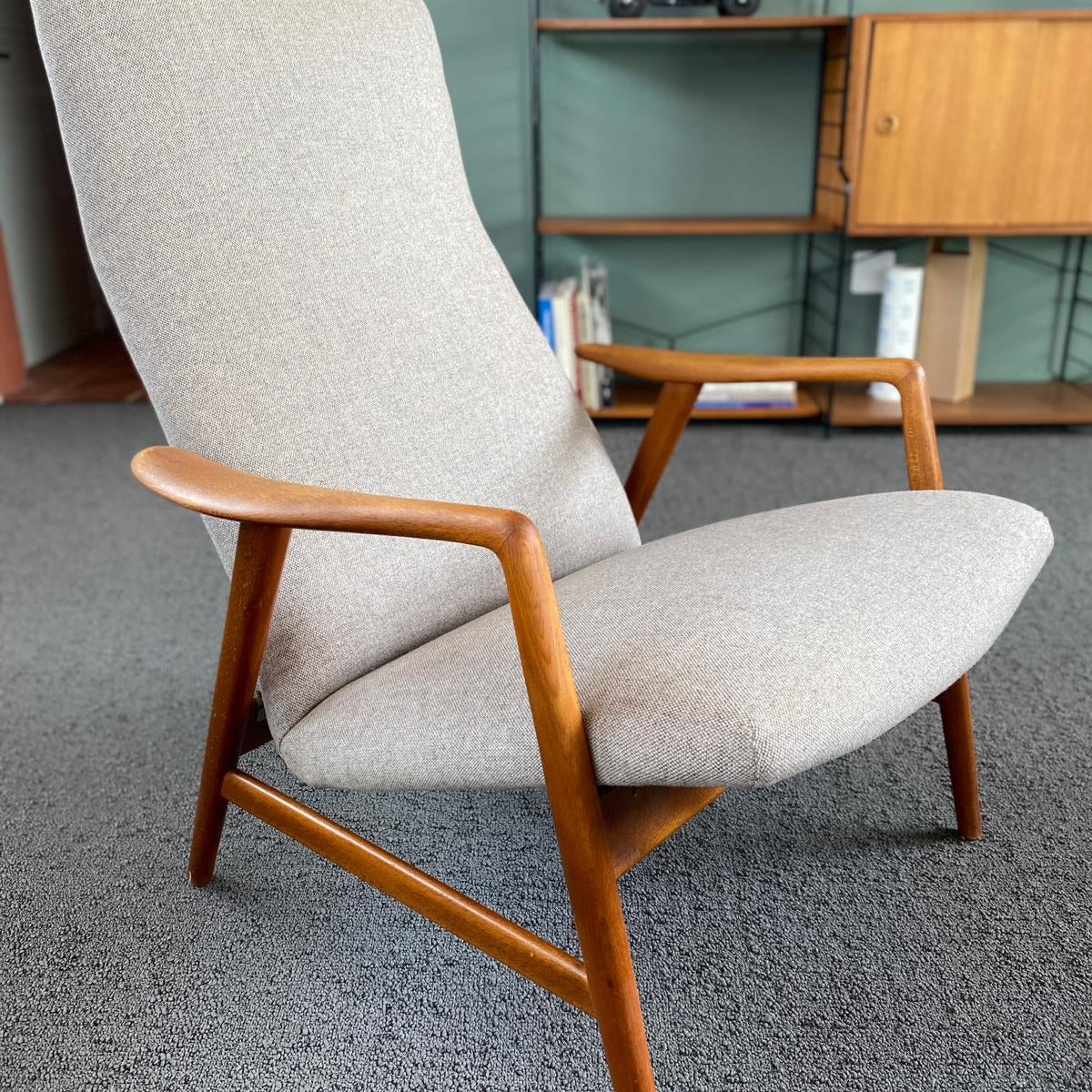 Poltrona design danese Alf Svensson ambientata in soggiorno moderno.