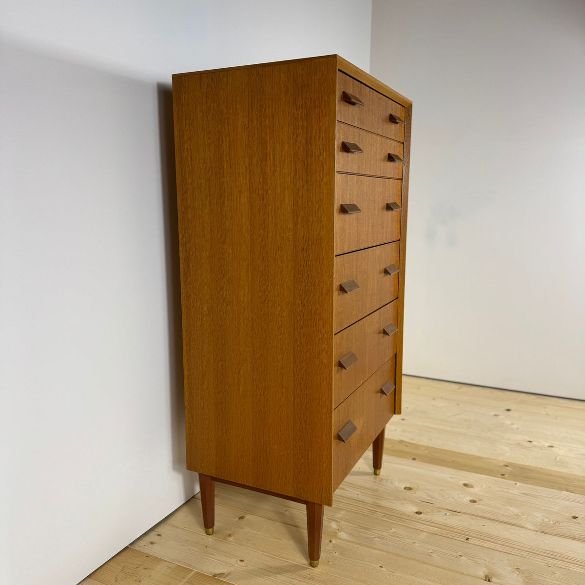 Primo piano delle maniglie e delle venature del legno di teak.