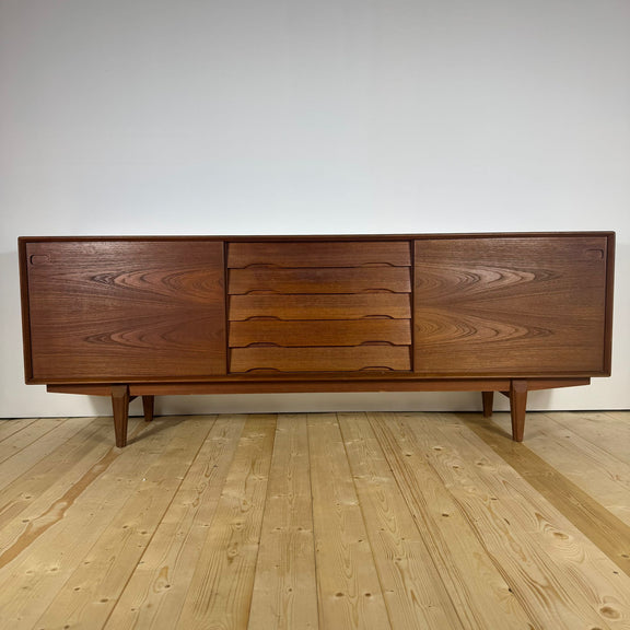 Primo piano maniglie scolpite e dettagli del legno pregiato.