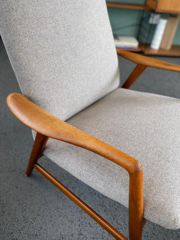 Primo piano tessuto e forma ergonomica dello schienale alto (High Back).