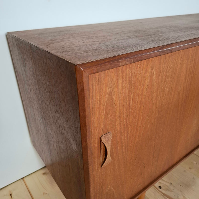 Profilo laterale e gambe coniche della credenza scandinava.