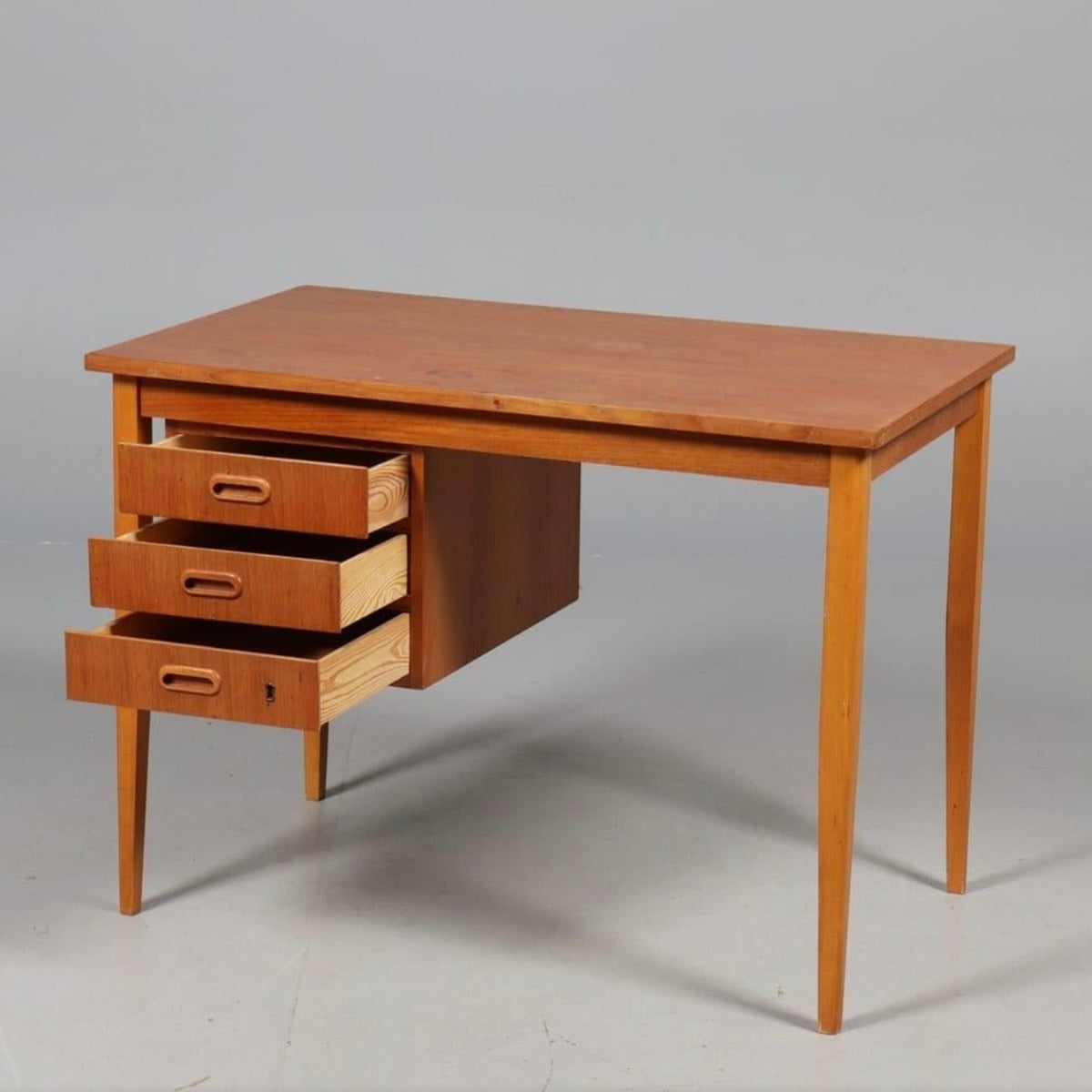 Scrittoio Mid-Century Modern in Teak con Cassetti Laterali – Scandinavia, anni ’60