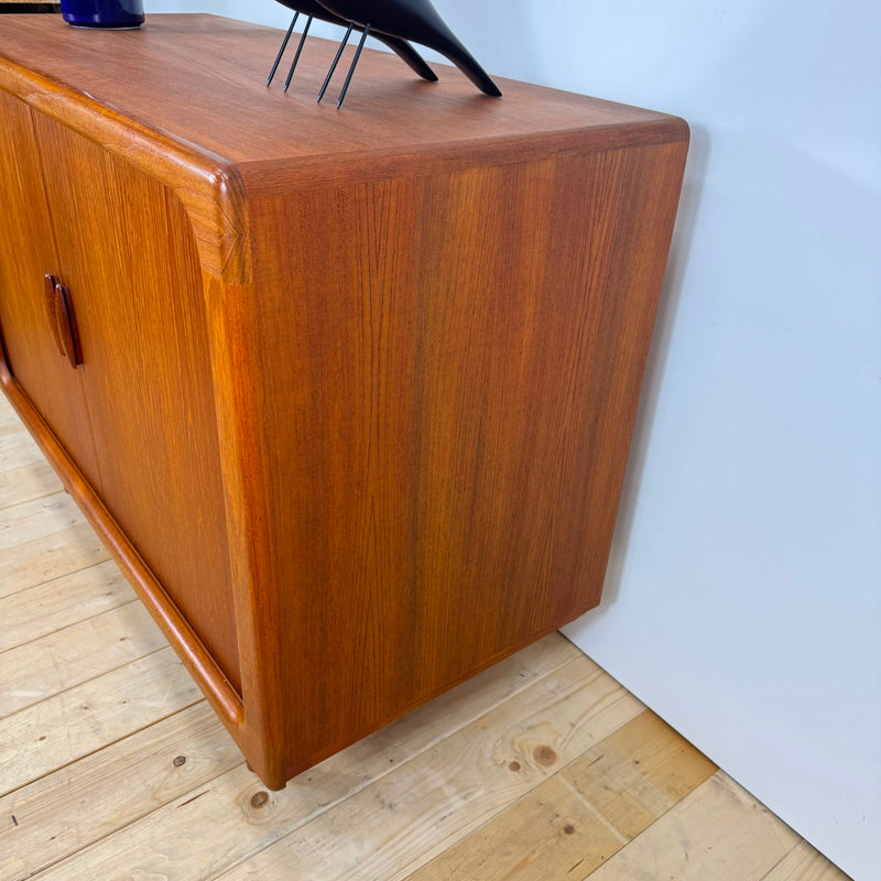 Sideboard Dyrlund in teak con ante a scomparsa, Danimarca 1960