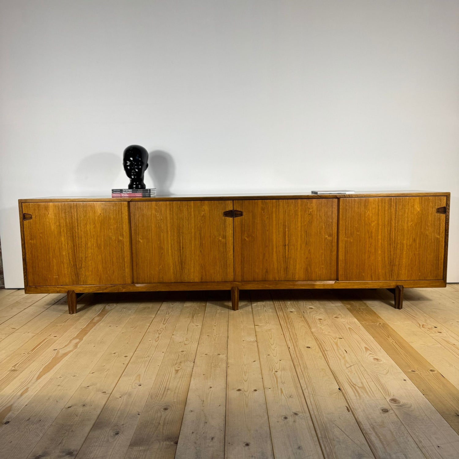 Sideboard Henry Rosengren Hansen in palissandro brasiliano, vista frontale intera.