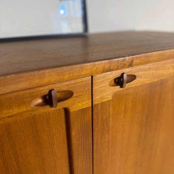 Sideboard alta in teak di H.W. Klein per Bramin – Danimarca dettagli