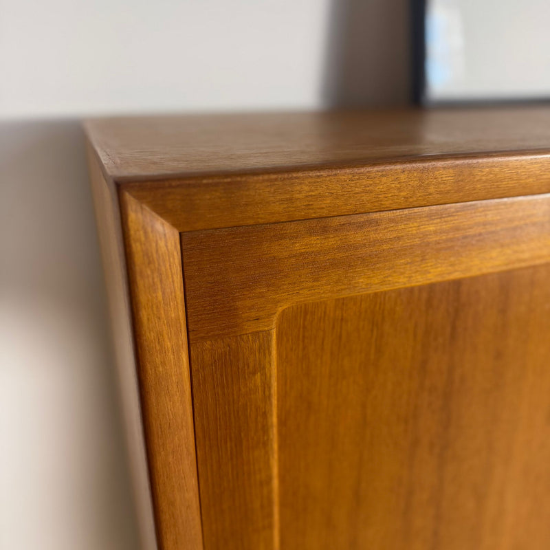 Sideboard alta in teak di H.W. Klein per Bramin – Danimarca frontale dettaglio angolo