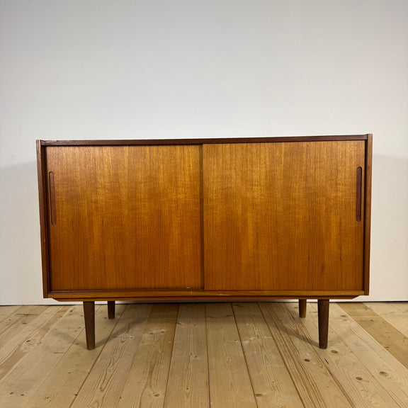 Sideboard danese in teak con ante scorrevoli – Anni ’60