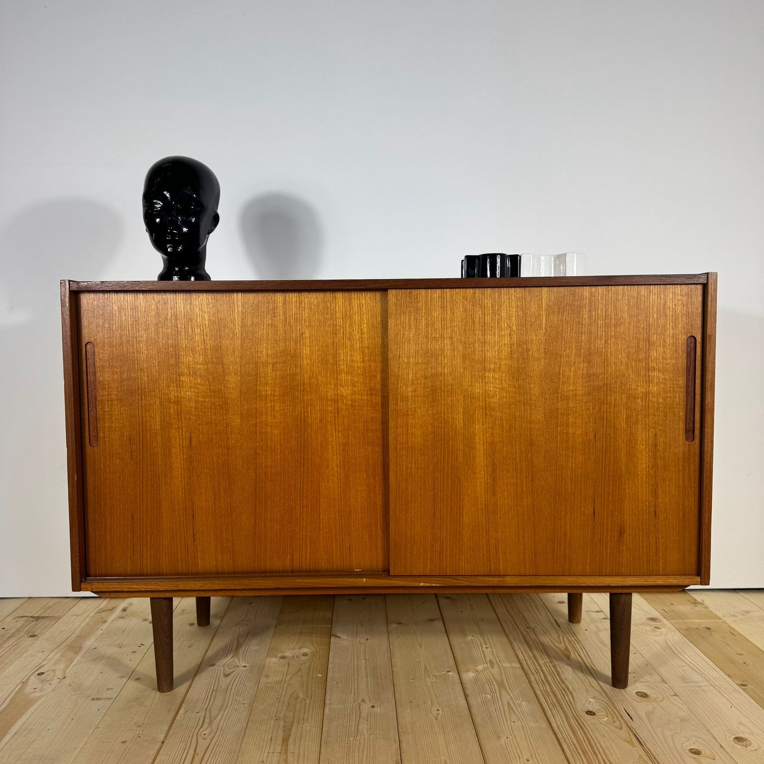 Sideboard danese in teak con ante scorrevoli – Anni ’60 frontale