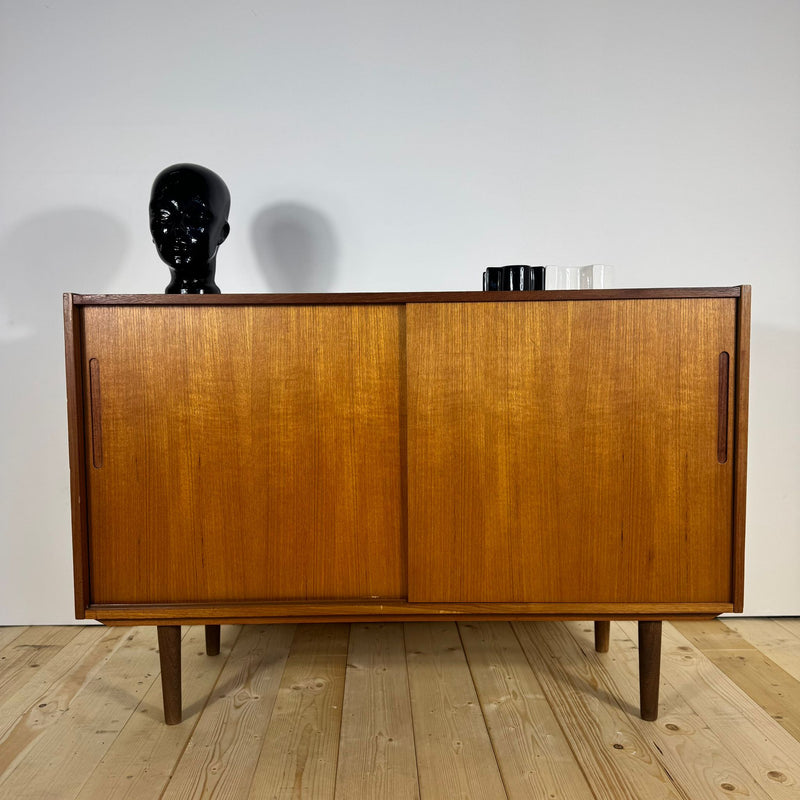 Sideboard danese in teak con ante scorrevoli – Anni ’60 frontale
