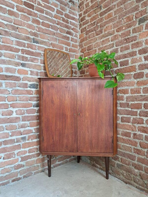 Sideboard in teak ad angolo, Danimarca 1960