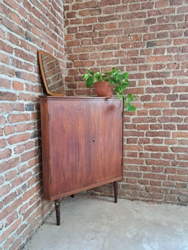 Sideboard in teak ad angolo, Danimarca 1960
