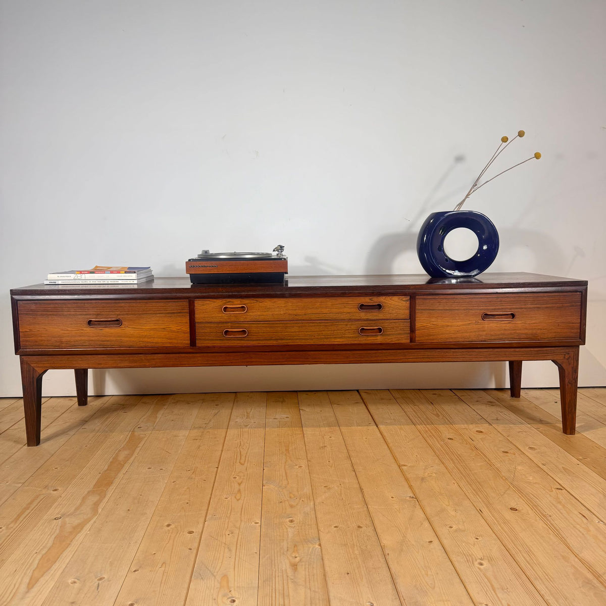 Sideboard scandinava in palissandro, anni ’60