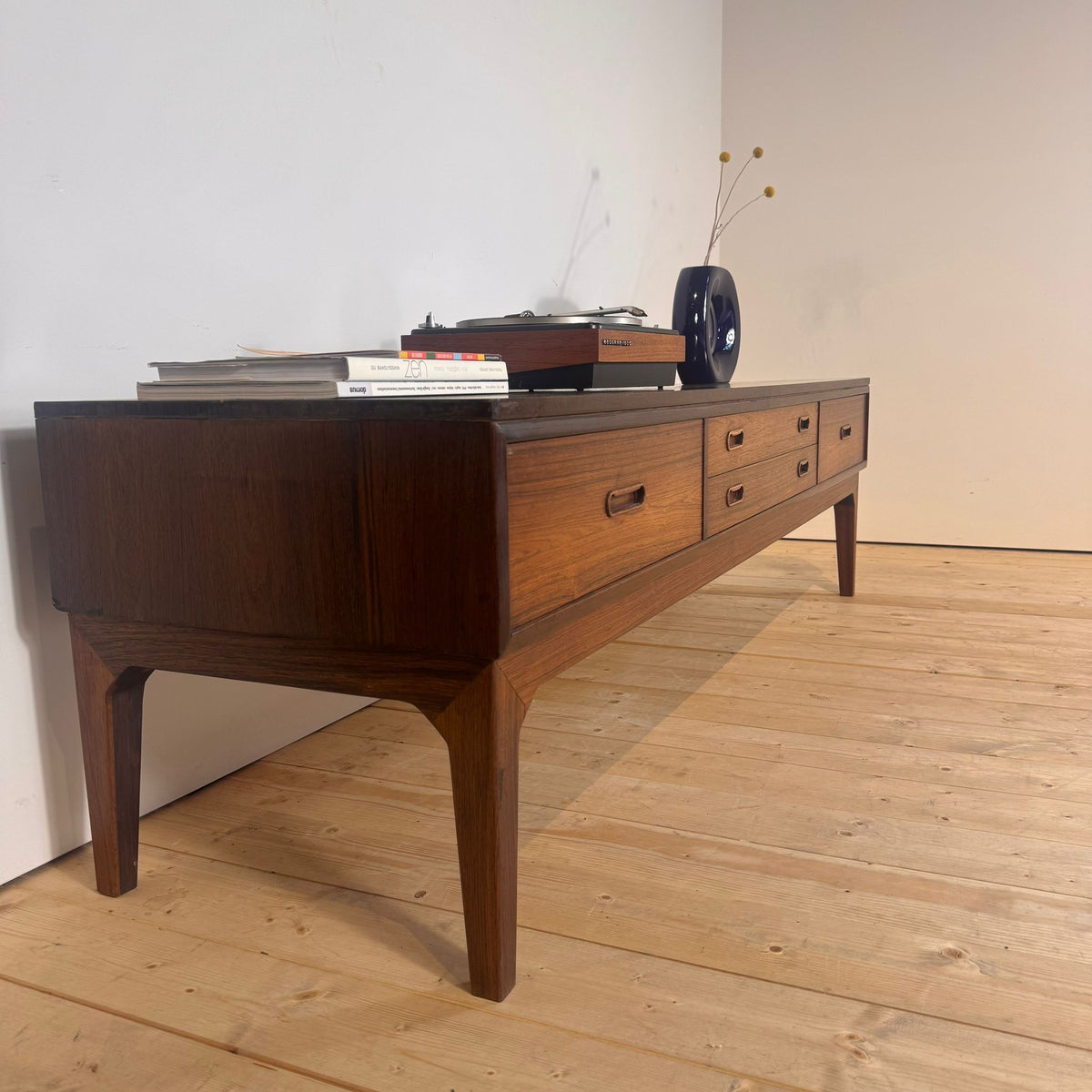 Sideboard scandinava in palissandro, anni ’60