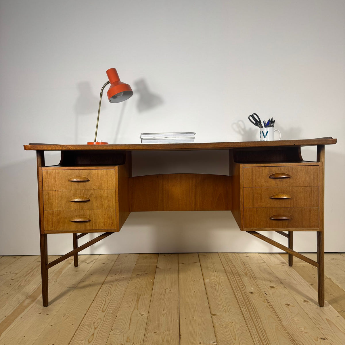 Svend Åge Madsen desk for H.P. Hansen
