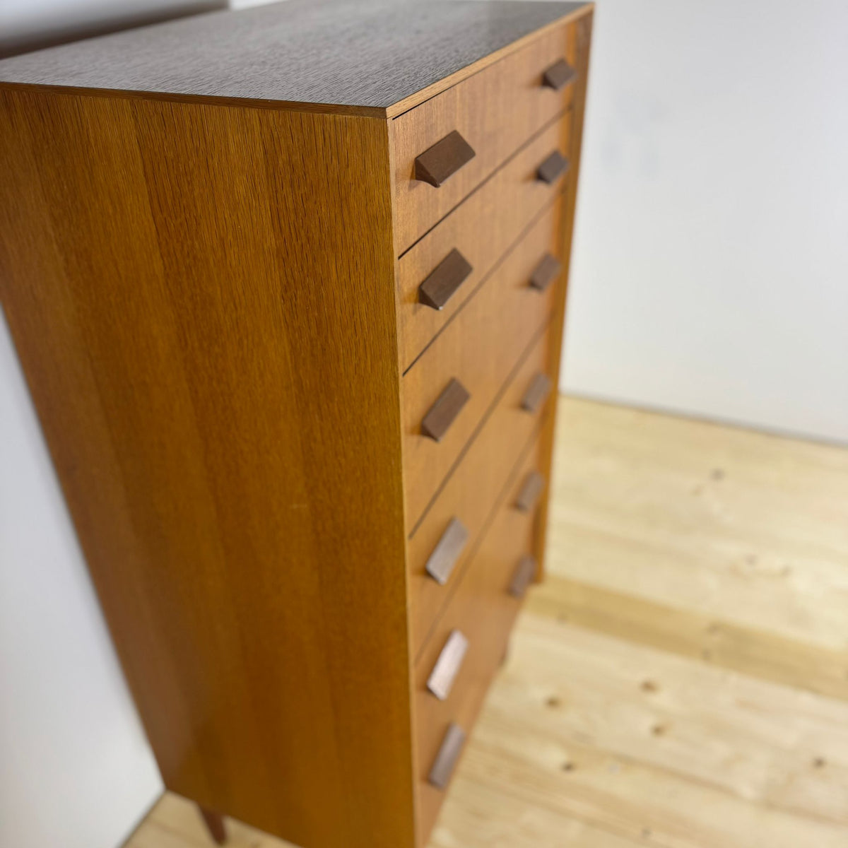 Vista dall'alto del piano in teak o ambientazione in camera da letto.