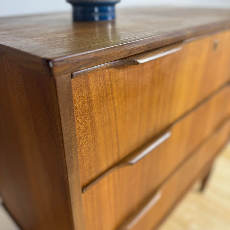 Vista dall'alto del top in teak, ideale come portaoggetti.